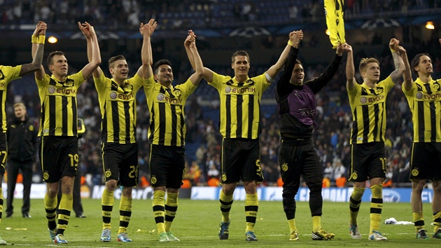 JSME VE FINÁLE. Fotbalisté Dortmundu se po semifinále na Realu Madrid radují z
