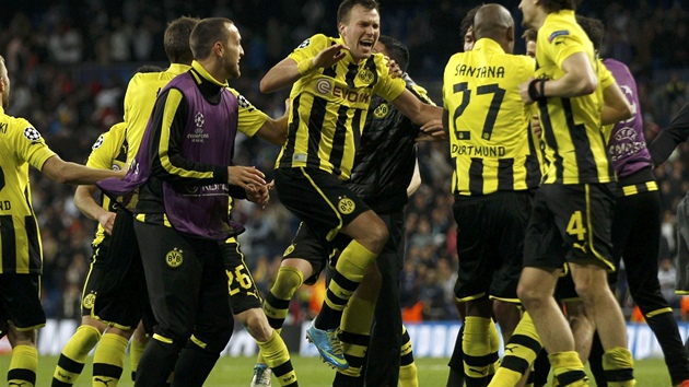 JSME VE FINLE. Fotbalist Dortmundu se po semifinle na Realu Madrid raduj z postupu. 