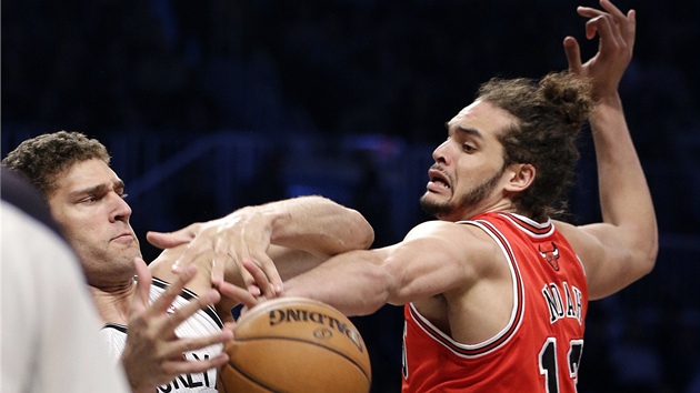 Chicagsk centr Joakim Noah (vlevo) se sna zskat m v souboji s Brookem Lopezem z Brooklynu.