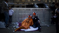 Pedání královského ezla oslavuje v ulicích nizozemských mst statisíce lidí...
