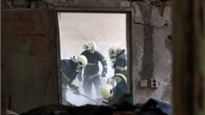 Hasii odklízejí sutiny z domu v praské Divadelní ulici, ve kterém vybuchl...