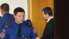 Policisté pivezli Davida Ratha na Krajský soud v Praze. (30. dubna 2013)