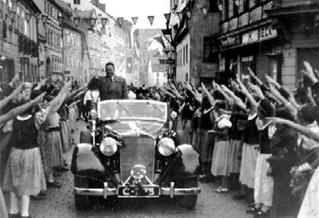Konrada Henleina v Sudetech v roce 1938 vítaly nadené davy.