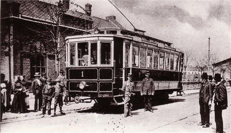 Jedna z nejstarích fotografií ostravské tramvaje pohánné elektinou. Je na ní...