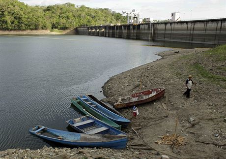 Vodní elektrárna v Panam.