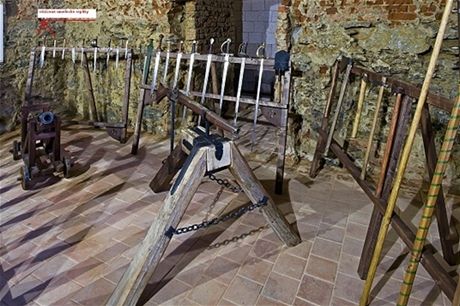 Repliky zbraní zmizely ze zbrojnice chebského hradu, která se nachází vedle