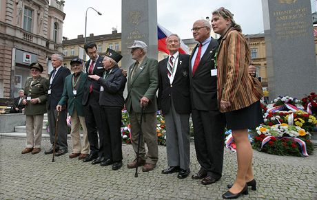 Setkání veterán u pomníku Díky, Ameriko! pi oslavách osvobození v roce 2013.