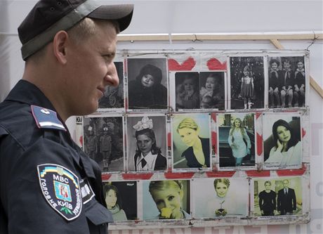 Policista prochází kolem protestního stanového tábora píznivc vznné