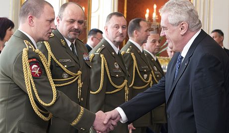 Prezident Milo Zeman jmenoval 8. kvtna v Praze nové generály eské armády.