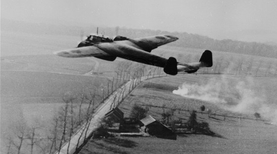 Nmecký bombardér Dornier Do 17Z nad anglickou krajinou 