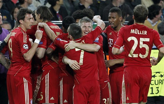 Fotbalisté Bayernu Mnichov se radují z branky, kterou vstelil po krásné