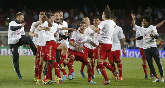 OSLAVNÝ TANEEK. Fotbalisté Bayernu Mnichov vyhráli na hiti Barcelony