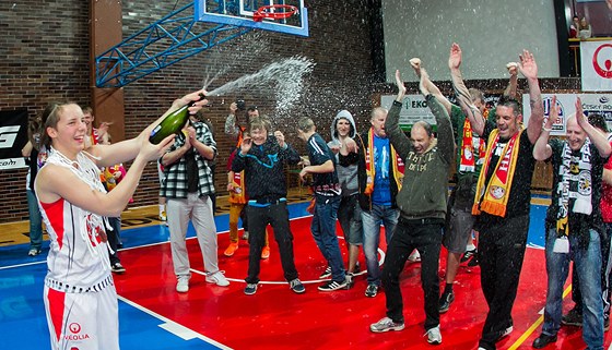 HOLKY, DKUJEM. Basketbalistky Hradce Králové získaly v lize bronzové medaile.