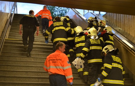Záchranái u metra Námstí Jiího  z Podbrad (8. kvtna 2013)