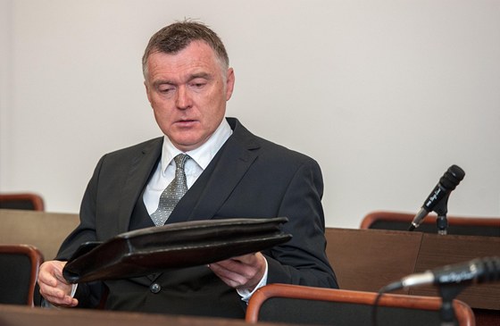 Petr Pernika pi pelíení u libereckého krajského soudu.