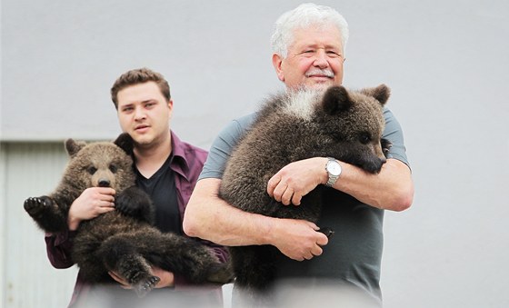 V amfiteátru u plzeské zoo byla ve stedu poktna dv medvíata Václava...