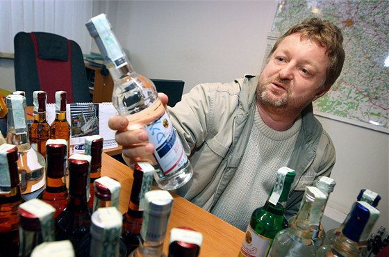 Policisté obvinili Pavla anigu (na  snímku) z vylévání alkoholu do kanalizace...