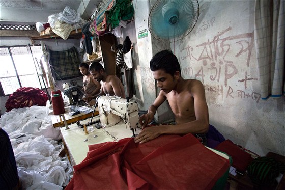 Továrna na ití obleení v bangladéské Dháce