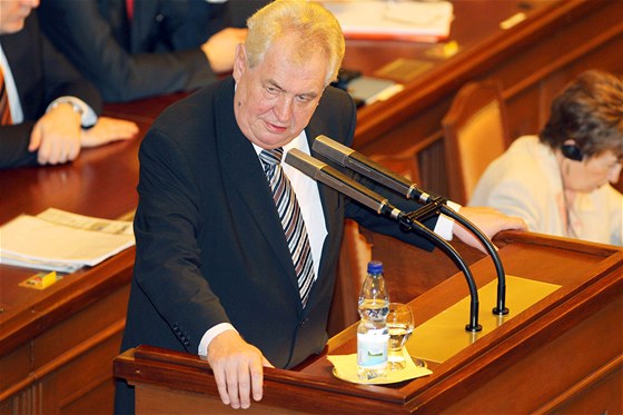 Spor o Martina C. Putnu potvrzuje, e si prezident Milo Zeman své pravomoci vykládá iroce. Politikm se to pestává líbit.