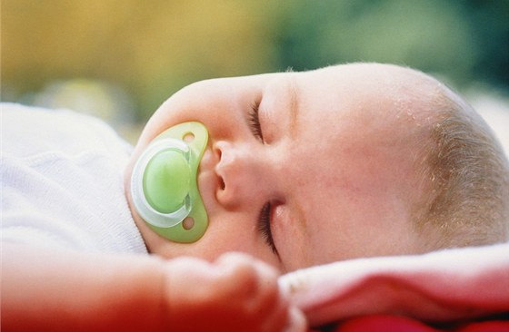 Spánek s dudlíkem sniuje riziko syndromu náhlého úmrtí kojenc, tvrdí vdci