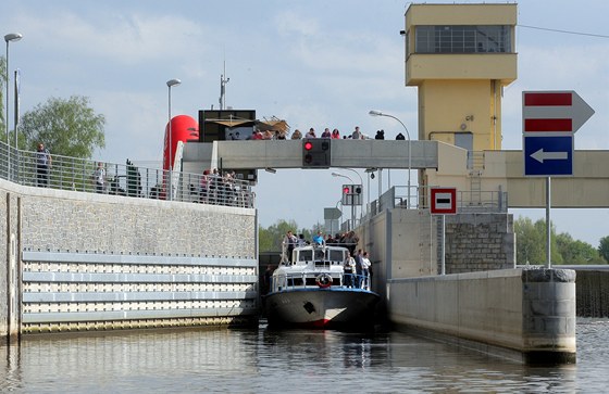 Díky plavební komoe v Hluboké doplují parníky z eských Budjovic a k Hnvkovické pehrad.