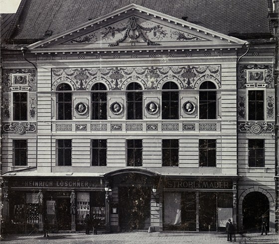 Historický snímek divadla v Olomouci na Horním námstí. V dob psobení Gustava