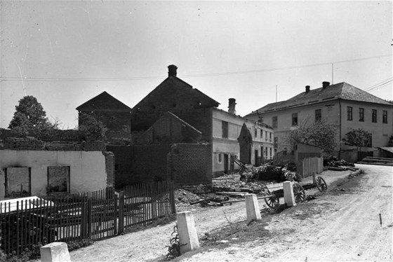 Pohled na kolu a do centra vypáleného Javoíka v kvtnu 1945.