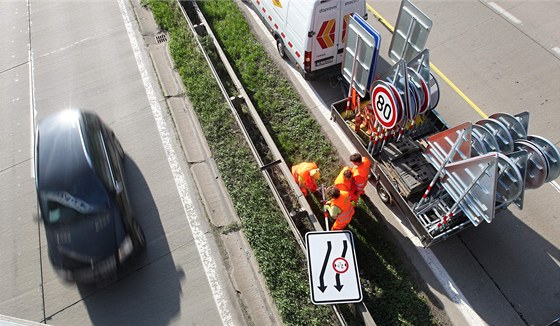 Pracovníci dodavatelské firmy na jae znaky do opravovaného úseku nainstalovali, v pátek je posbírali a v úseku mezi Jihlavou a Vtrným Jeníkovem obnovili provoz bez omezení.