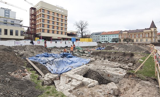 Archeologové uprosted Chrudimi ped hotelem Bohemia dokonují záchranný