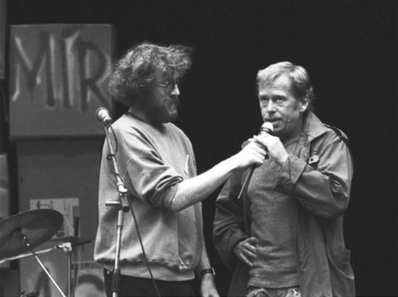 Jan Rejek a Václav Havel si povídají na folkovém festivalu v Lipnici v roce...