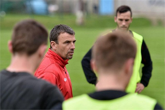 Úterní trénink fotbalist Slavie u vedl trenér Michal Petrou.