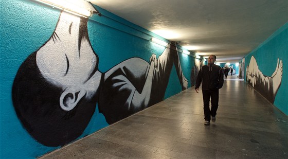 Prezentace motivu malby Antonína Matjovského, kterou na zdi podchodu u stanice
