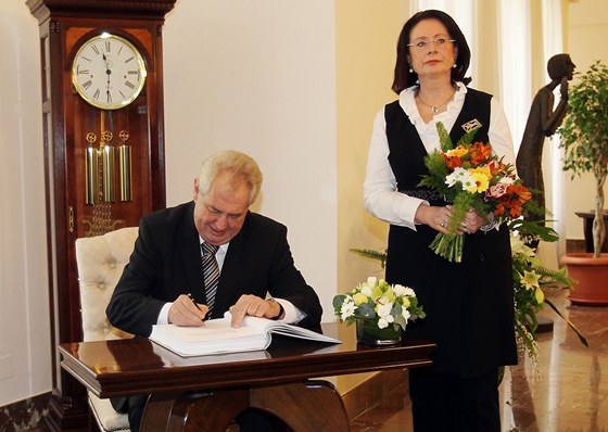 Prezident Milo Zeman do Snmovny dorazil na pozvání pedsedkyn Snmovny Miroslavy Nmcové. Po setkání s ní a obd se éfy klub promluví k poslancm.