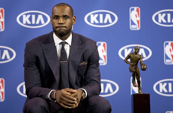 LeBron James z Miami Heat pebírá svou tvrtou cenu pro nejuitenjího hráe