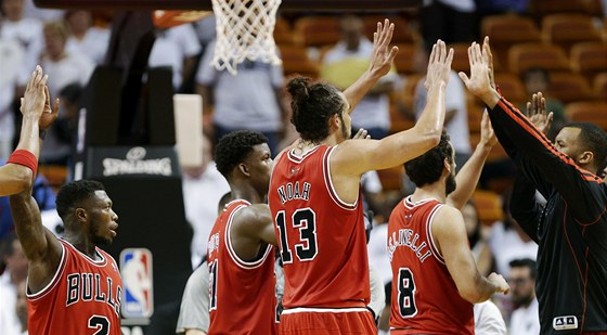 Basketbalisté Chicaga Bulls slaví výhru nad Miami Heat. S íslem 2 strjce