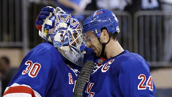 Ryan Callahan se se svým brankáem Henrikem Lundqvistem raduje z úspchu NY