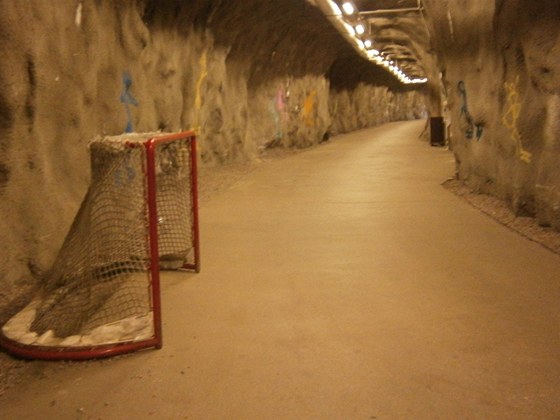 Tunel, který vede do tréninkové haly ve finských Helsinkách. Sto metr temnou