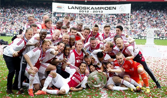 MISTI NIZOZEMSKA. Fotbalisté Ajaxu Amsterdam oslavují ligový titul.