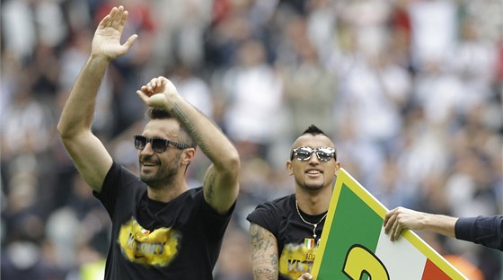 JSME NEJLEPÍ! Arturo Vidal (vpravo) a Mirko Vuini se radují z titulu...