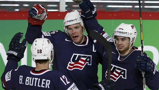 POHODA. Hokejisté USA oslavují jeden ze ty gól proti Lotysku.