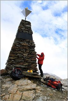 V sedle Tisenjoch ve vce 3210 m nedaleko sedla Hauslab Joch stoj mohyla