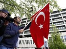 Nmet Turci demonstruj ped budovou mnichovskho soudu (6. kvtna 2013)
