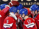 Radost eských hokejist v utkání s Bloruskem. Radim Vrbata (druhý zprava)