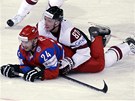 LÁSKA JE LÁSKA. Lotyský hokejista Gints Meija zastavil ruského soupee Popova