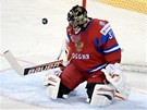 Ruský gólman Ilja Bryzgalov zasahuje v utkání proti Lotysku.
