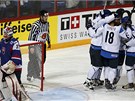 Hokejisté Finska se radují z gólu v utkání proti Slovensku.