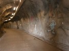 Tunel, který vede do tréninkové haly ve finských Helsinkách. Sto metr temnou