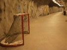 Tunel, který vede do tréninkové haly ve finských Helsinkách. Sto metr temnou