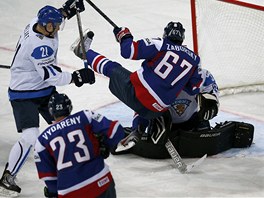 Slovensk hokejista Tom Zborsk bojuje ped Finskou brnou.