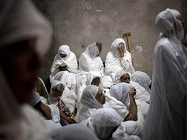TICHÉ MODLITBY. Etiopské ortodoxní kesanky se modlí bhem velikononí...